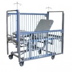 Cama pediátrica con sistema eléctrico de dos posiciones AMP-P0022-A MARCA -  Ampesa